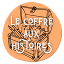 Coffre ouvert rempli de feuilles, crayons et petits objets créatifs, illustrant un univers d’histoires à imaginer.
Pardessus le coffre est écris : Le Coffre Aux Histoires